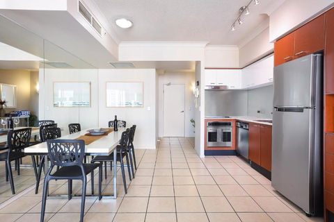 Amazing Chevron Heart Of Surfers Apartment - Accommodation Rockhampton 1