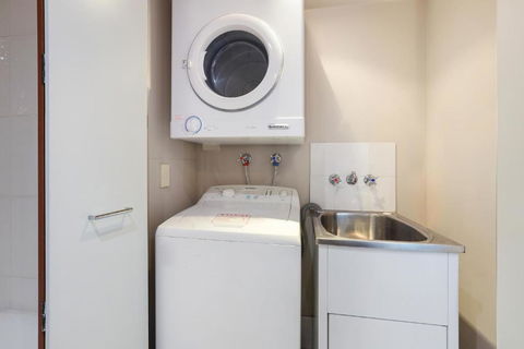 Amazing Chevron Heart Of Surfers Apartment - Accommodation Rockhampton 3