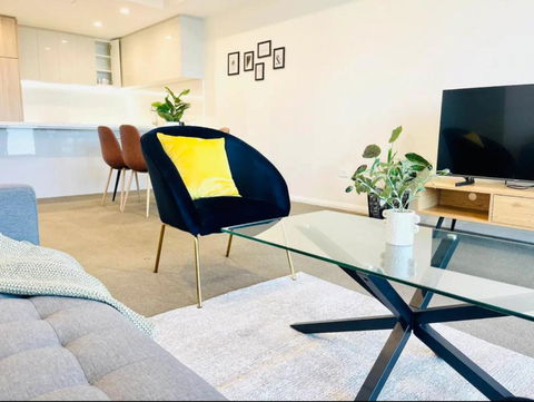 Amazing City View 2 Bedroom Condo 1 Min Station - Accommodation Rockhampton 3