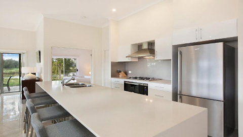 Amber Lakes - The Vintage - Accommodation Rockhampton 4