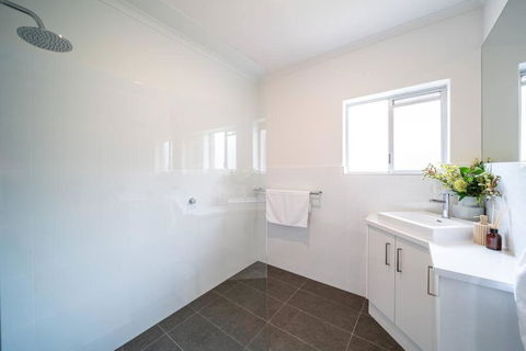 Ambrosia - Designer 3BR WiFi - Accommodation Rockhampton 1