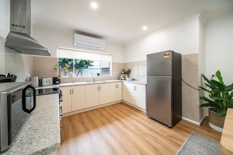 Ambrosia - Designer 3BR WiFi - Accommodation Rockhampton 3
