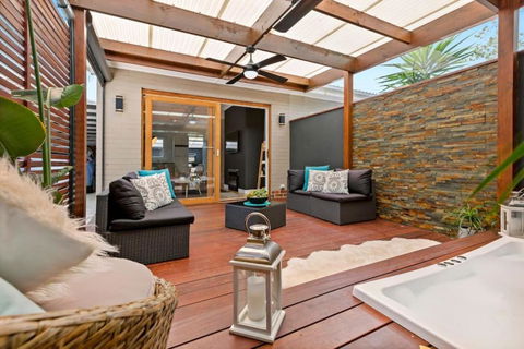 Amore Tranquil Oasis - Outdoor Spa. 50m To Beach. - Accommodation Rockhampton 1