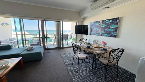 AN OCEAN,BEACHFRONT AND POOL VIEW Apartment 210 - Accommodation Rockhampton 4
