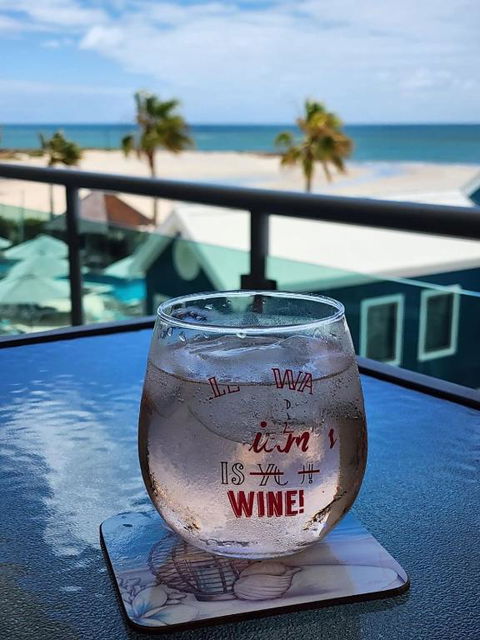 AN OCEAN,BEACHFRONT AND POOL VIEW Apartment 210 - Accommodation Rockhampton 3