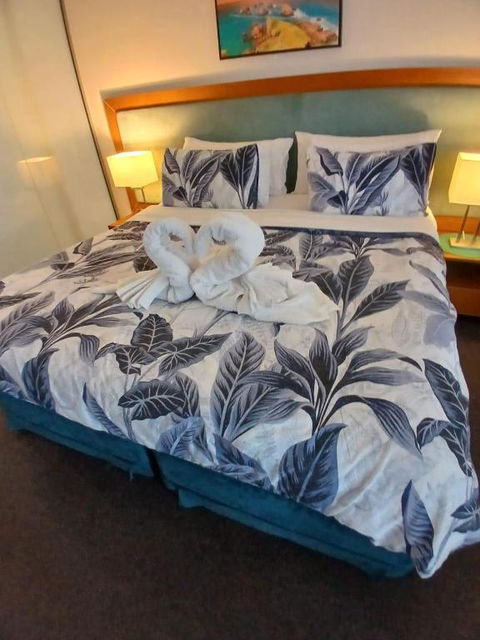 AN OCEAN,BEACHFRONT AND POOL VIEW Apartment 210 - Accommodation Rockhampton 1