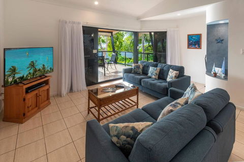 Anchorage 4 & Buggy Hamilton Island - Accommodation Rockhampton 0