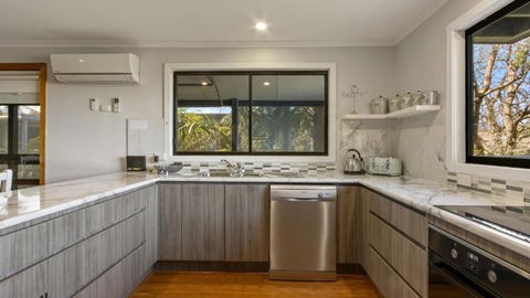 Anchored On Capes Upstairs - Accommodation Rockhampton 4