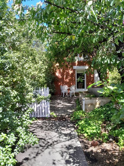 Annies Garden Cottage - Accommodation Rockhampton 0