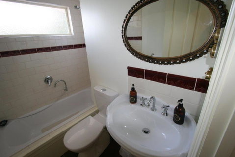 Annies Garden Cottage - Accommodation Rockhampton 3