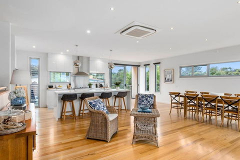 Aires Coastal Beach House Luxury With Ocean Views - Accommodation Rockhampton 1