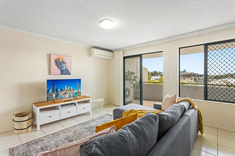 Albion Convenient Hideaway With Parking & Balcony - Accommodation Rockhampton 0