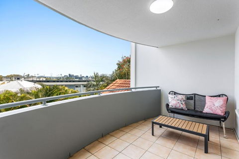 Albion Convenient Hideaway With Parking & Balcony - Accommodation Rockhampton 4