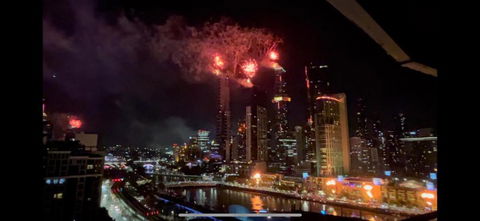 Aura2107, 2 Bedroom Apartment With Balcony, Stunning Yarra River And City Views - Accommodation Rockhampton 3