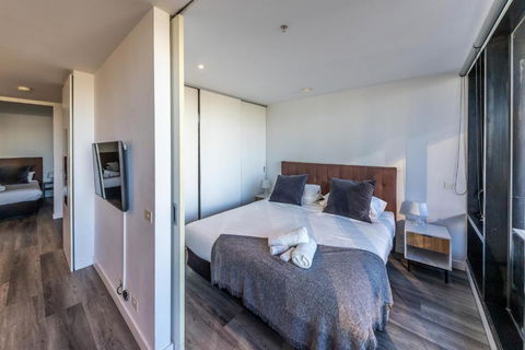 Aura2107, 2 Bedroom Apartment With Balcony, Stunning Yarra River And City Views - Accommodation Rockhampton 4