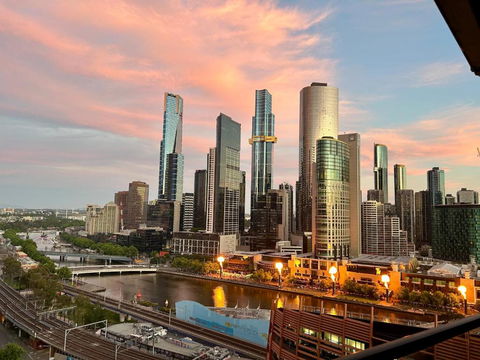Aura2107, 2 Bedroom Apartment With Balcony, Stunning Yarra River And City Views - Accommodation Rockhampton 2