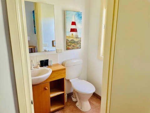 Artist Apartment Between Beach And Main - Accommodation Rockhampton 4