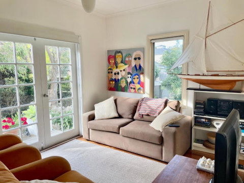 Artist Apartment Between Beach And Main - Accommodation Rockhampton 0