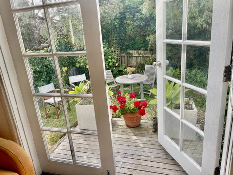 Artist Apartment Between Beach And Main - Accommodation Rockhampton 1