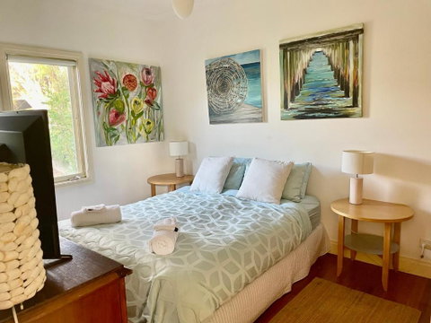 Artist Apartment Between Beach And Main - Accommodation Rockhampton 2