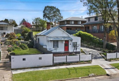 Antique Retreat - Accommodation Rockhampton 0