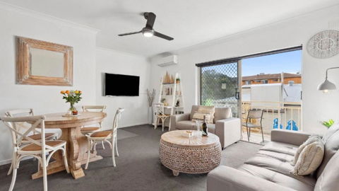 Apartment Awesome Location, Near Cafes, Restaurants, Short Stroll To The Beach - Accommodation Rockhampton 0