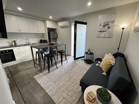 Apt With Aircon & Loft Bedroom Great Location - Accommodation Rockhampton 1