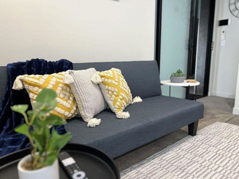 Apt With Aircon & Loft Bedroom Great Location - Accommodation Rockhampton 2