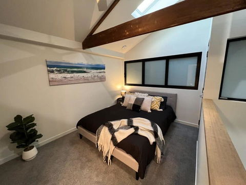 Apt With Aircon & Loft Bedroom Great Location - Accommodation Rockhampton 0