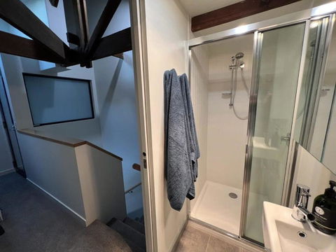 Apt With Aircon & Loft Bedroom Great Location - Accommodation Rockhampton 4