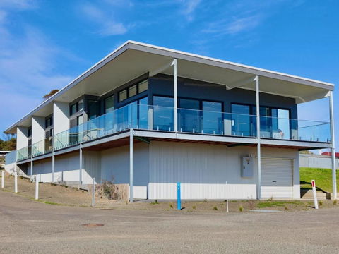 Apt02-The SS James Comrie - Accommodation Rockhampton 1