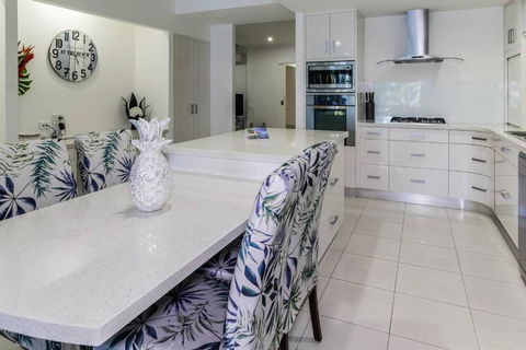 Aqua Aura - Bask In Beachfront Living - Accommodation Rockhampton 4