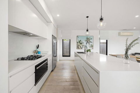 Aqua Luna - Stylish Retreat By Koonya Ocean Beach - Accommodation Rockhampton 4