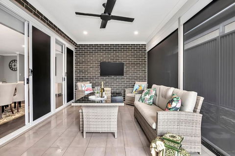 Aqua Place - Family Comfort Meets Coastal Charm - Accommodation Rockhampton 1