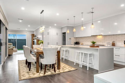 Aqua Place - Family Comfort Meets Coastal Charm - Accommodation Rockhampton 0