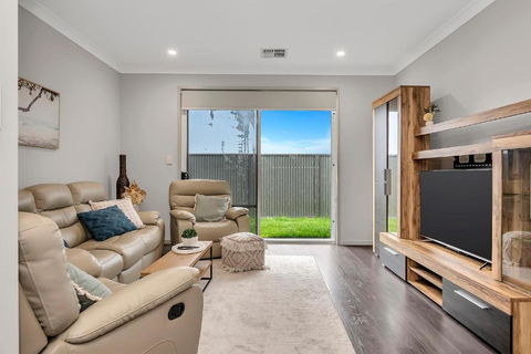 Aqua Place - Family Comfort Meets Coastal Charm - Accommodation Rockhampton 3