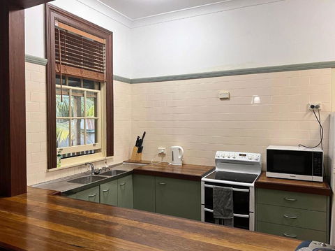 Arakoon House 4 - Bring Your Own Linen - Accommodation Rockhampton 1