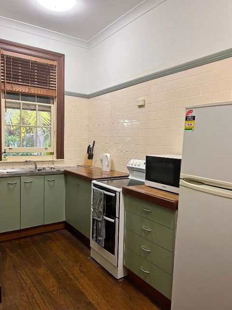 Arakoon House 4 - Bring Your Own Linen - Accommodation Rockhampton 2