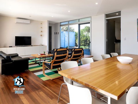 Architect Designed House Nestled In The Dunes - Accommodation Rockhampton 2