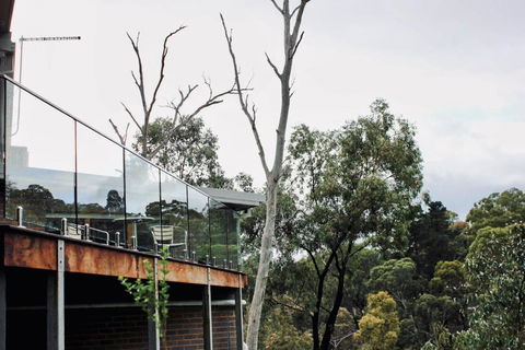 Architectural Crisp & Convenient Location - Accommodation Rockhampton 0