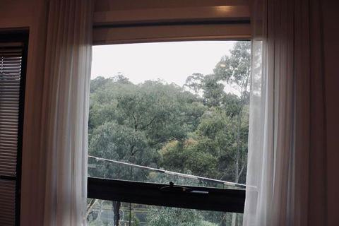 Architectural Crisp & Convenient Location - Accommodation Rockhampton 1