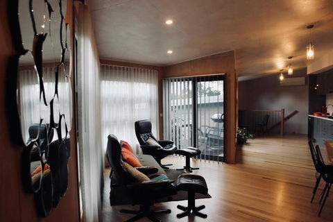 Architectural Crisp & Convenient Location - Accommodation Rockhampton 2