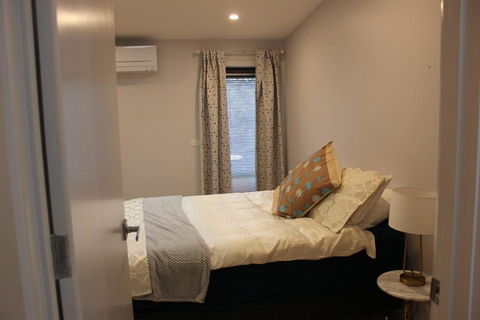 Architectural Crisp & Convenient Location - Accommodation Rockhampton 4