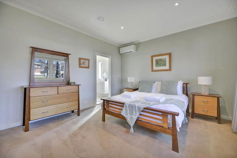 Art House On Anson - Artistic Haven, Spa, Pets - Accommodation Rockhampton 1