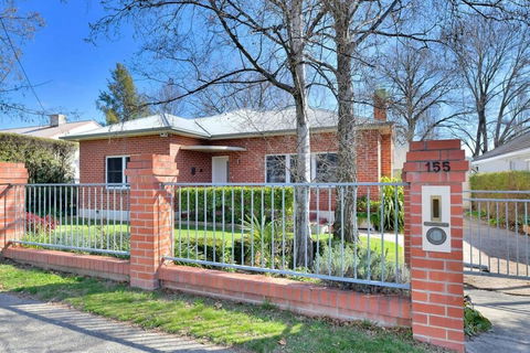 Art House On Anson - Artistic Haven, Spa, Pets - Accommodation Rockhampton 2