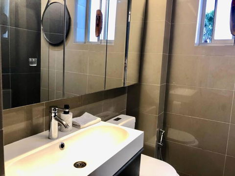 Artistic, Spacious And Comfortable 1 Bedroom Apartment - Accommodation Rockhampton 3