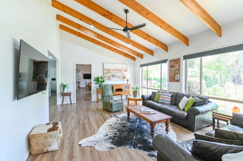 Aspen Abode - CBD, Fireplace, BBQ, 3 Smart TVs - Accommodation Rockhampton 1