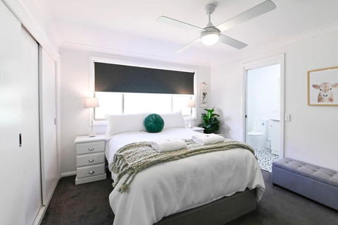 Aspen Abode - CBD, Fireplace, BBQ, 3 Smart TVs - Accommodation Rockhampton 2