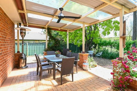 Aspen Abode - CBD, Fireplace, BBQ, 3 Smart TVs - Accommodation Rockhampton 3