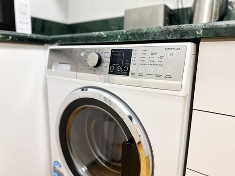 Aspire CBD One Bedroom With Indoor Pool & Parking Available - Accommodation Rockhampton 1